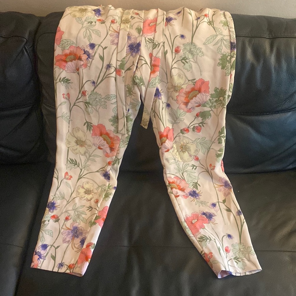 Express floral pants in mint condition